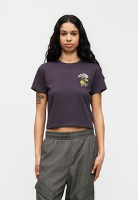 Μώβ κοντομάνικο cropped t-shirt από βαμβάκι με στρογγυλή λαιμόκοψη, κοντά μανίκια και κεντήματα με κίτρινα λουλούδια και πράσινα φύλλα.