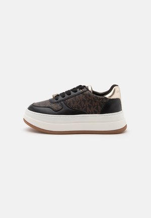 Baskets à plateforme basse avec tissu noir et marron à motifs, détails en cuir noir, semelle blanche et détail métallique doré au talon.