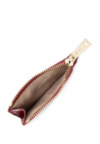 Pochette rossa in pelle con zip, dalla superficie liscia e con accessori in tonalità oro. L'interno presenta una fodera in tessuto beige con una consistenza morbida.