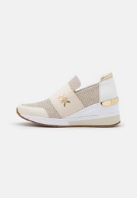 Sneakers con tomaia in tessuto beige intrecciato, suole in gomma bianca e dettagli dorati. Presentano fasce elastiche e un design con tacco rialzato.
