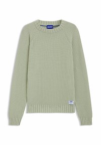 Suéter verde claro con textura acanalada, cuello redondo y mangas raglán. Cuenta con una pequeña etiqueta azul en la parte inferior izquierda.