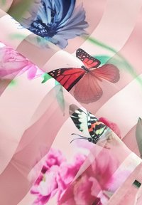 Durchscheinender pinker Stoff mit floralen Mustern und Schmetterlingen in Lila, Rot und Schwarz. Glatte Textur mit einem fließenden Design.