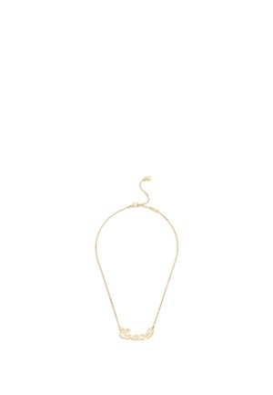 Gouden ketting met cursieve "Coach" hanger en verstelbare hartvormige sluiting op een witte achtergrond.