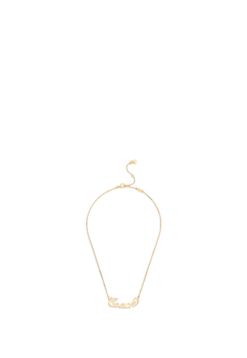 Gouden ketting met cursieve "Coach" hanger en verstelbare hartvormige sluiting op een witte achtergrond.
