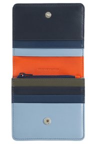 Portafoglio in pelle con molteplici scomparti per carte nei colori blu navy, blu, arancione e verde. Presenta una superficie liscia e una chiusura a scatto. "Pelle Vera" impresso all'interno.