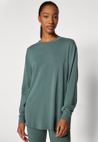 Nike Performance ONE RELAXED - Hosszú ujjú felső - vintage green/black
