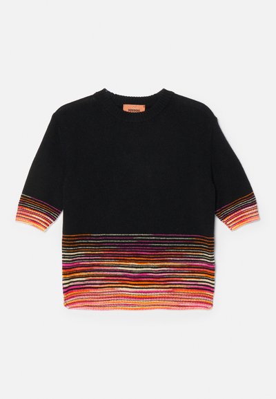 Mustan neulepaidat, joissa on lyhyet hihat, ja joissa on moniväriset vaakaraitat helmassa vaaleanpunaisena, oranssina ja keltaisena. Pyöreä kaula-aukko.