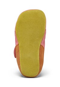 Calzature a suola morbida con tomaia in pelle rosa, suola in scamosciato verde e dettagli marroni. Texture liscia con forma arrotondata.