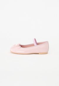 Ballerines en cuir verni rose clair avec un petit nœud sur le bout, une bande élastiquée et une semelle plate beige.
