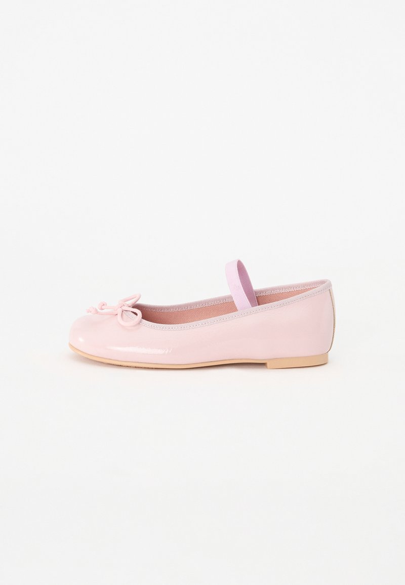 Ballerines en cuir verni rose clair avec un petit nœud sur le bout, une bande élastiquée et une semelle plate beige.