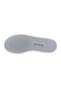 Geox Schuhsohle, grau mit einem strukturierten Wellenmuster, ausgestattet mit Belüftungslöchern. Der weiße Gummirand am Rand ist sichtbar.