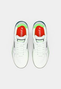 Ζευγάρι λευκά αθλητικά παπούτσια με πράσινες και μαύρες λεπτομέρειες και κόκκινες εσωτερικές σόλες με την ένδειξη «Joma», απεικονισμένα από πάνω σε λευκό φόντο.