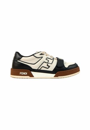 Low-top Fendi sneaker i sort, creme og brun med snørebånd foran, velcrolukning og brun sål med Fendi mærkning.