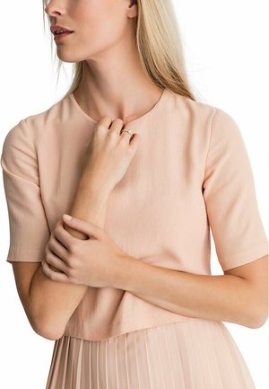 Kurzarm, Rundhals-Oberteil aus weichem, strukturiertem hellrosa Stoff. Verfügt über einen figurbetonten Schnitt, subtile Drapierungen und schlichte Details.