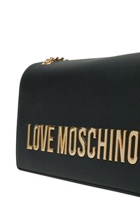 Clutch nera in ecopelle con logo "LOVE MOSCHINO" in tono oro. Presenta una texture liscia, angoli arrotondati e una tracolla a catena.