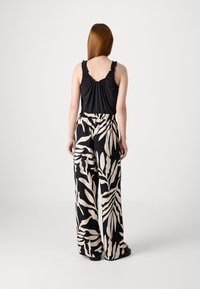 JDY REESE WIDE  - Nohavice - black/white palm