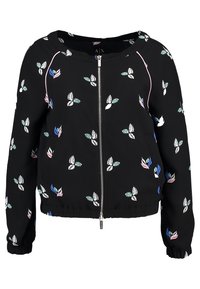 Svart bomberjacka med dragkedja framtill, med ett färgglatt lövmönster, ribbade muddar och fåll, samt en slät tygstruktur.