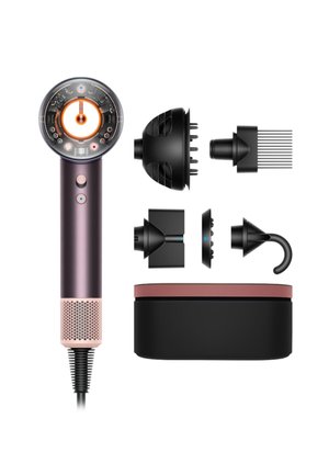 Haartrockner mit transparentem, rundem Kopf und sechs schwarzen, abnehmbaren Styling-Aufsätzen, die neben einem schwarzen Aufbewahrungskoffer mit Roségold-Details angeordnet sind.