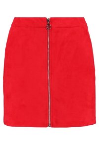 Mini-jupe en daim rouge avec une fermeture éclair frontale, présentant une texture lisse et une coupe ajustée. Construction simple sans ornements supplémentaires.