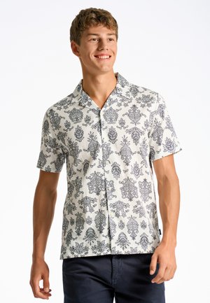 Kortærmet skjorte med knapper fremstillet af letvægtsstof, med en hvid baggrund og detaljerede blå blomster mønstre.