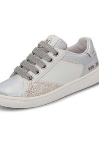 Zapatillas blancas con acentos metálicos, panel de purpurina y cordones grises. Presentan cuero patentado suave y detalles texturizados en los laterales.