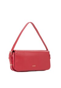 Borsa a mano in pelle rossa con forma rettangolare sottile, design piatto e una singola tracolla regolabile. Include un sottile dettaglio di branding dorato.