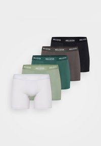 Pachet de cinci boxeri în culori variate: alb, verde deschis, verde închis, gri și negru. Fiecare are o talie elastică cu marcă.
