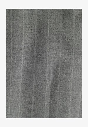 Tela gris con un fino patrón de rayas finas, que presenta una apariencia texturizada, mostrando un sutil tejido y una superficie suave.