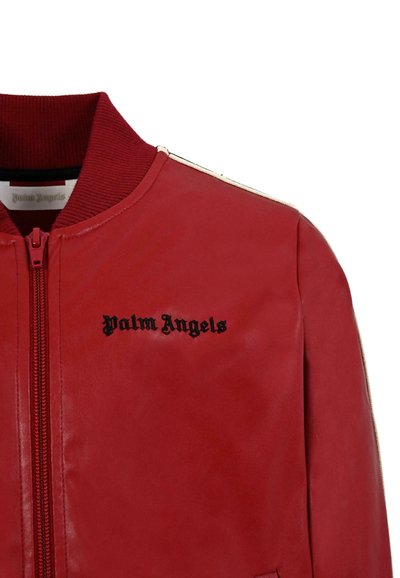 Giacca bomber rossa con chiusura a zip. Presenta il logo nero "Palm Angels" ricamato sul petto e accenti a strisce dorate a contrasto sulle maniche.