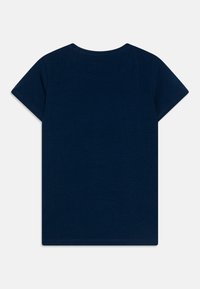 Tummansininen puuvillapaita, jossa on lyhyet hihat, pyöreä pääntie ja sileä pinta; ei kuvioita tai grafiikkaa, yksinkertainen takasuunnittelu.