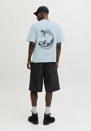 Jack & Jones, CHROME BACKPRINT JCOBIARRITZ - T-shirt print - omphalodes