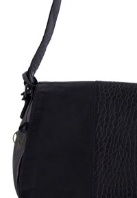 Czarna skórzana torba na ramię o gładkiej fakturze, z wzorem krokodyla po jednej stronie oraz długim paskiem na ramię. Widoczne metalowe akcenty.
