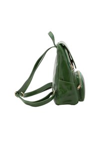 Borsa in pelle verde con finitura lucida, dotata di spallacci regolabili, numerosi scomparti con chiusura lampo e una texture liscia.