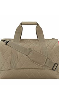 Bolsa de viaje acolchada de tela en tono marrón con doble asa superior y una correa ajustable para el hombro. Cuenta con un cierre de cremallera y una forma rectangular.