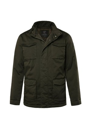 Groene geïsoleerde jack met meerdere klepzakken, hoge kraag en ritssluiting. Gemaakt van duurzaam stof met een matte afwerking.