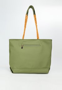 Borsa tote verde realizzata in materiale liscio con manici arancioni intrecciati e una tasca con zip sul davanti per una funzionalità aggiuntiva.