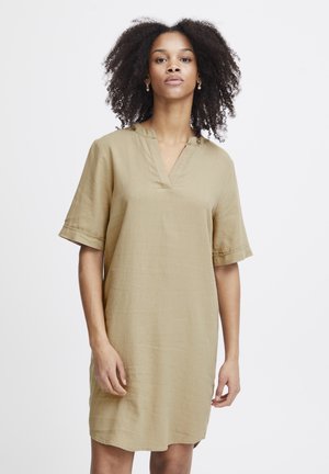 Vestito in lino marrone chiaro con maniche corte, scollatura a V e risvolti. Texture liscia e design a lunghezza ginocchio, stile semplice e minimalista.