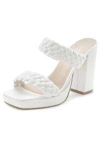 Witte plateau-sandalen met twee gevlochten banden. Vierkante neusdesign, stevige blokhak en een gladde textuur op het voetbed.