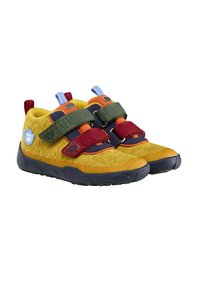 Kleurrijke kinderschoenen met gele textuurstof, groene en rode klittenbandsluitingen, een gevoerde gele binnenkant en een stevige rubbere zool.