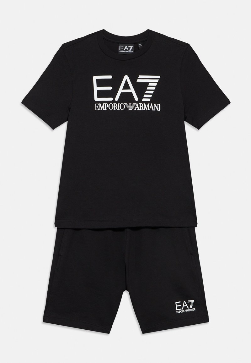 Conjunto deportivo de algodón negro que incluye una camiseta de manga corta con el logo blanco "EA7 Emporio Armani" y pantalones cortos a juego con detalle del logo.
