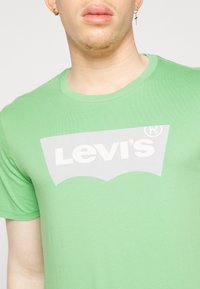 Levi's® GRAPHIC CREWNECK TEE - T-shirt estampada - peppermint