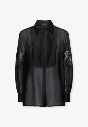 Sort gennemsigtig langærmet bluse med spids krave, lodrette folder foran og blondedetaljer på ærmerne.
