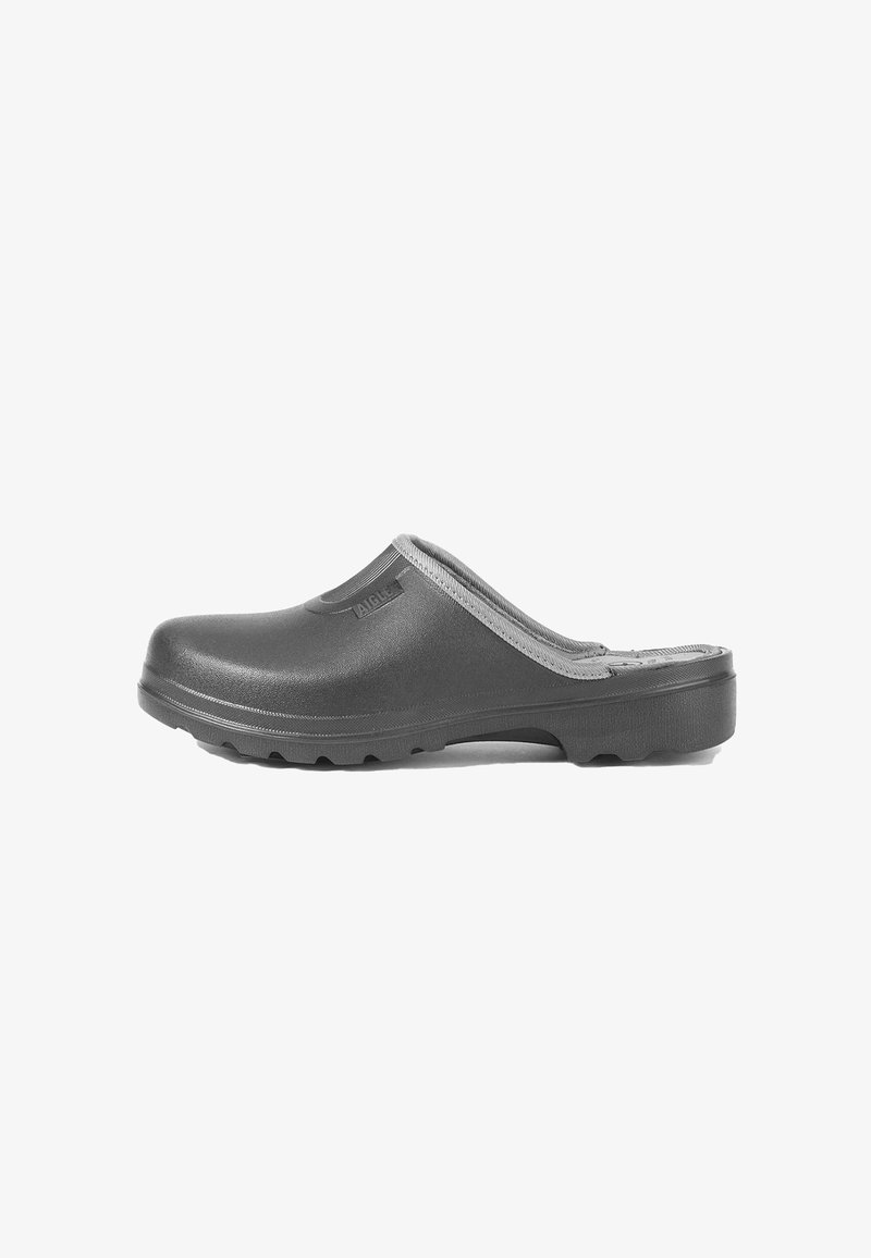 Grå slip-on klip med en glat gummiyderside, tekstureret krave og ribbet sål for greb, med et enkelt, minimalistisk design.