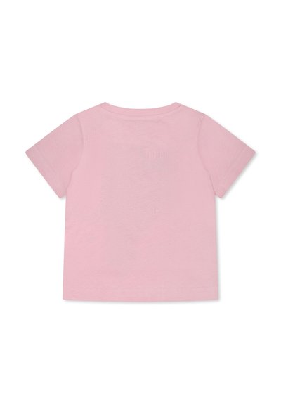 T-shirt a maniche corte in morbido cotone rosa chiaro. Collo a giro classico senza dettagli di design. Texture liscia e costruzione semplice.