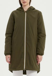 Parka rembourrée vert olive avec capuche, dotée d'une fermeture éclair à l'avant, de poignets élastiques et de poches latérales. Texture lisse et design mi-long.