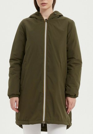 Parka rembourrée vert olive avec capuche, dotée d'une fermeture éclair à l'avant, de poignets élastiques et de poches latérales. Texture lisse et design mi-long.