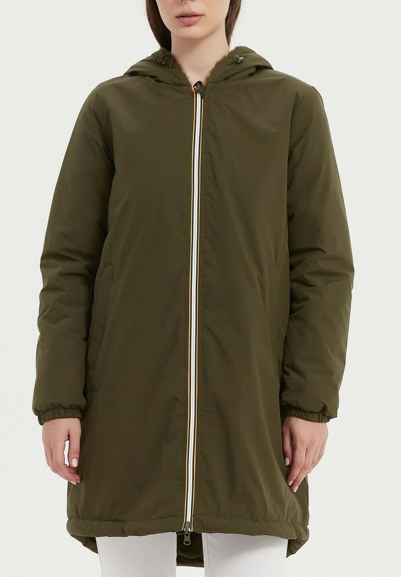 Parka rembourrée vert olive avec capuche, dotée d'une fermeture éclair à l'avant, de poignets élastiques et de poches latérales. Texture lisse et design mi-long.