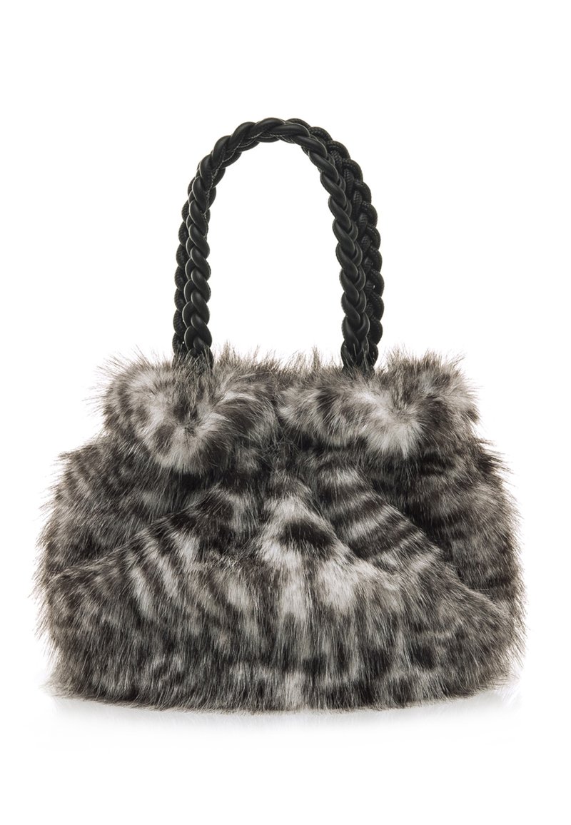 Sac à main en fausse fourrure grise et noire avec une poignée tressée noire. Présente une fourrure douce et texturée avec un motif ondulé.