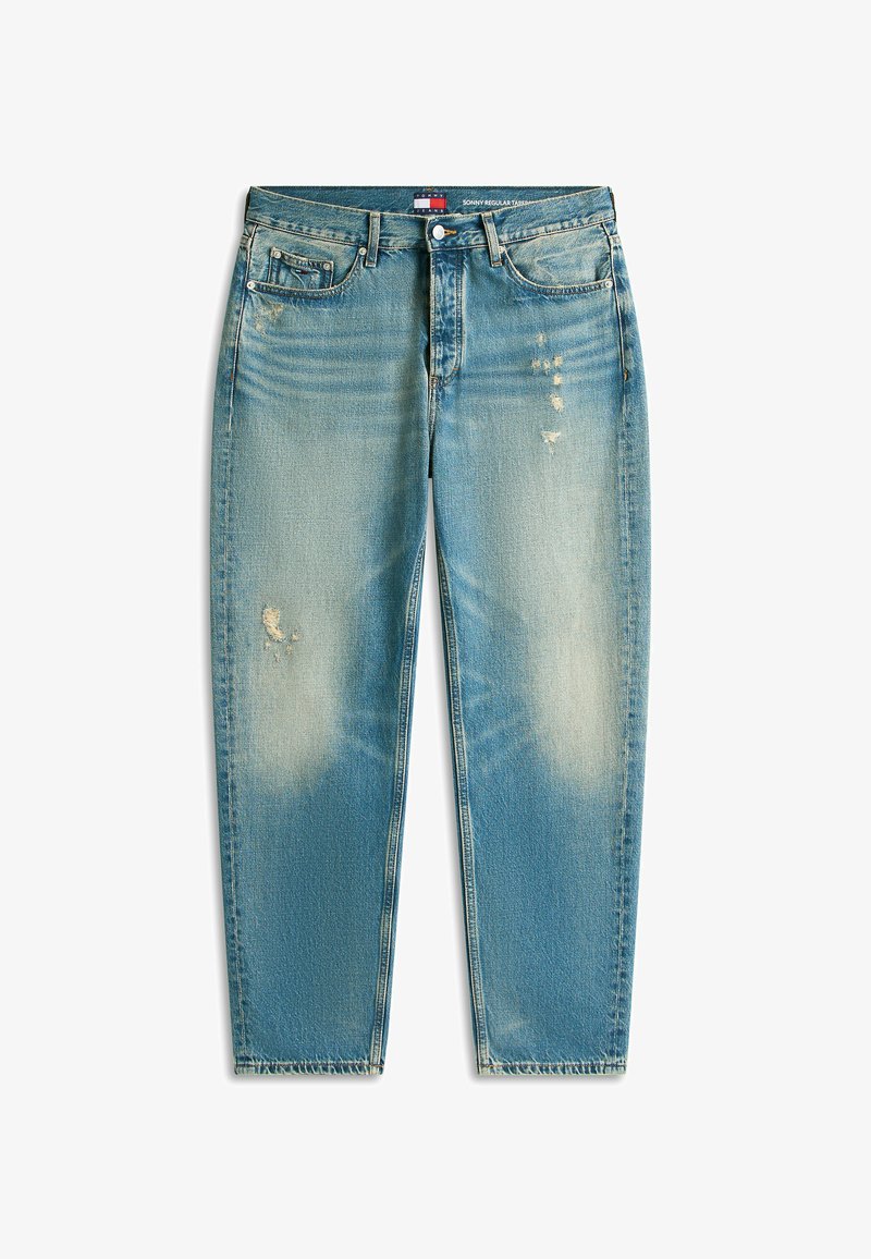 Jean en denim bleu clair délavé avec légère usure, style cinq poches, fermeture par bouton et coupe droite.