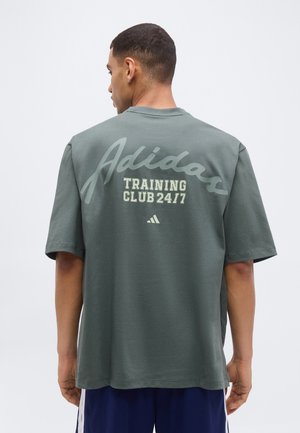 adidas Performance, PRIMELIFT ESSENTIALS WORKOUT GRAPHICS TEE - Спортна тениска - legend ivy